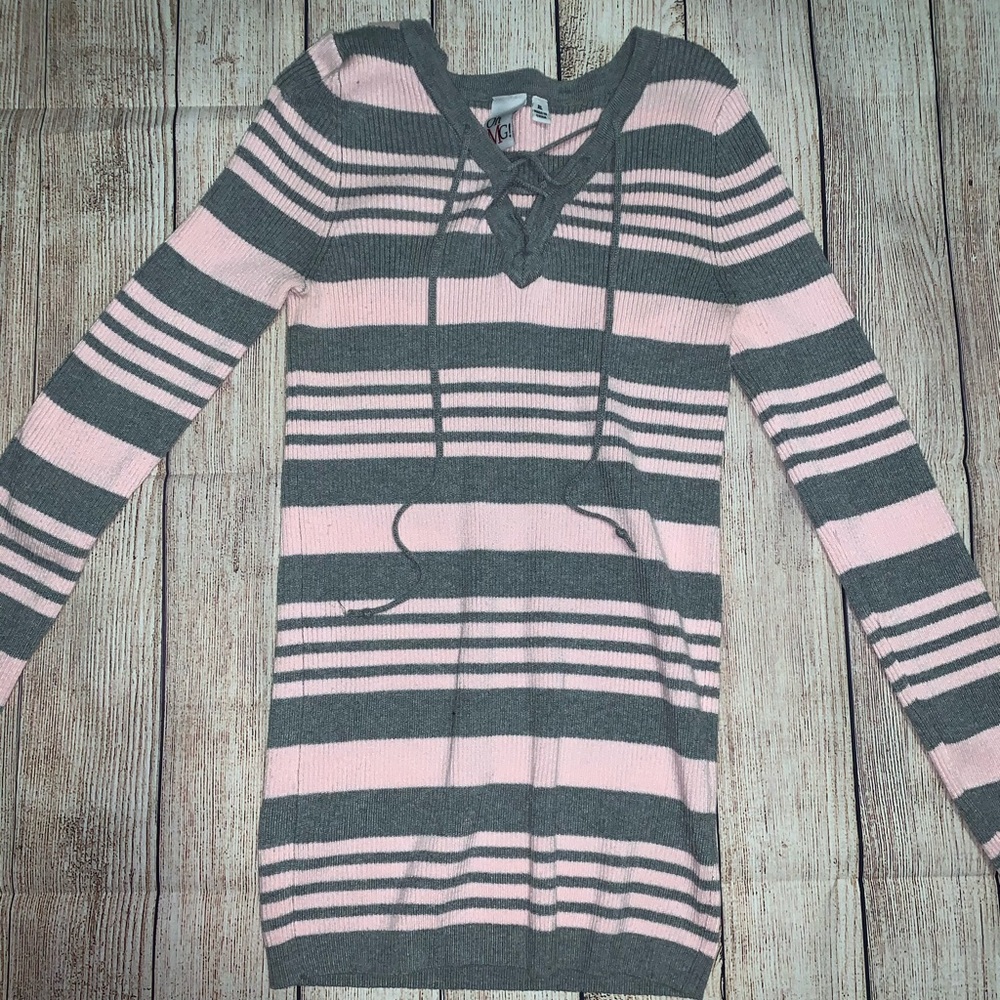 Hi guys so I’m selling this cute fall sweater!